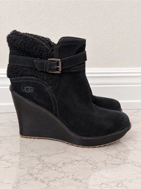UGG Australia Black Suede Shearling Wedge Ankle Boots Buckle Strap Size 8.5